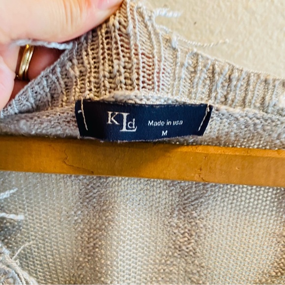 KLD SIGNATURE Gray Distressed Star Sweater - Picture 4 of 5